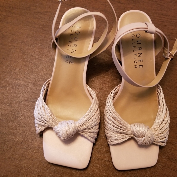 NWT Journee off white Galinda sandals size 7. Beautiful! - Picture 2 of 10